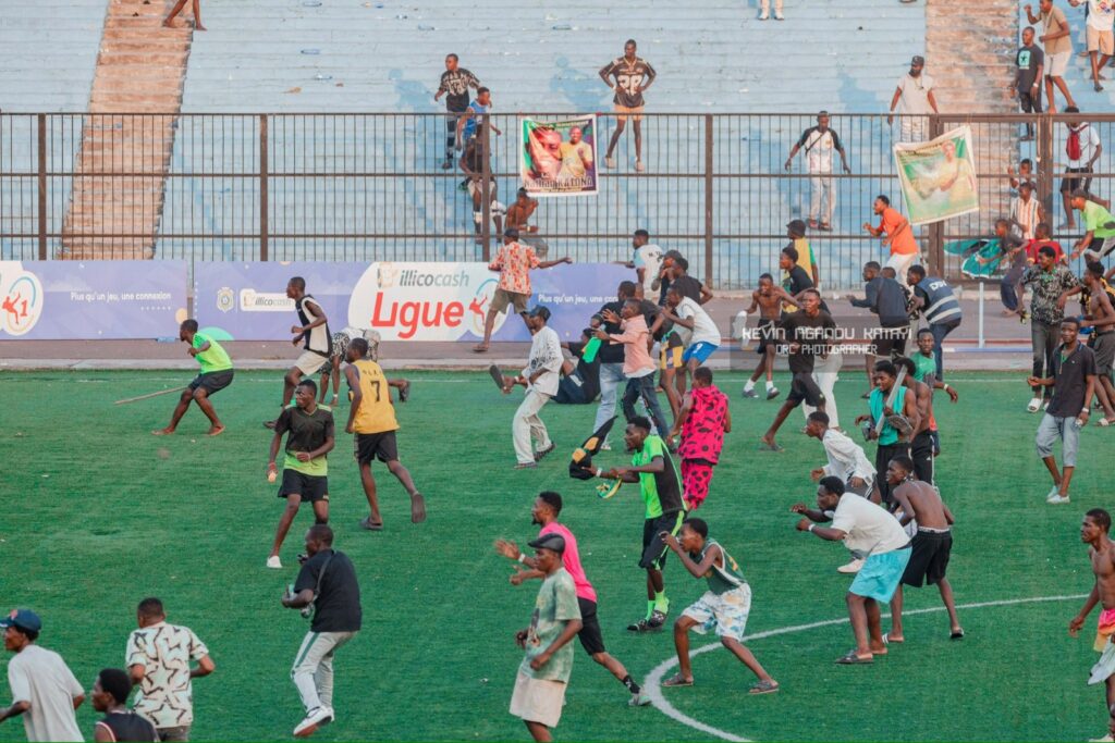 Linafoot/Play-offs : V.Club – Les Aigles, un match sous tension interrompu dans le chaos. whatsapp image 2026 05 21 at 23.03.48